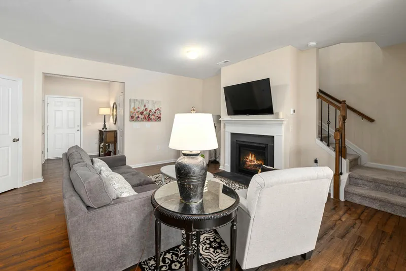 Clean gas fireplace in a cozy living room