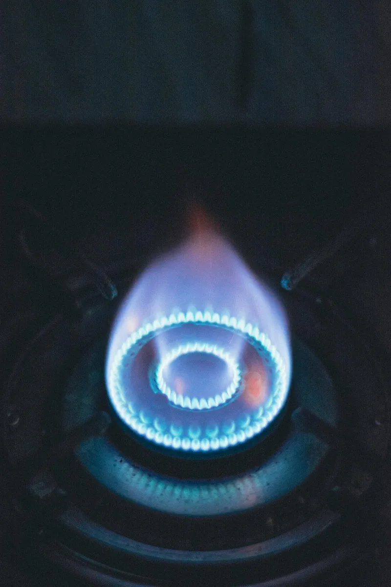 Gas burner ignition with blue flame