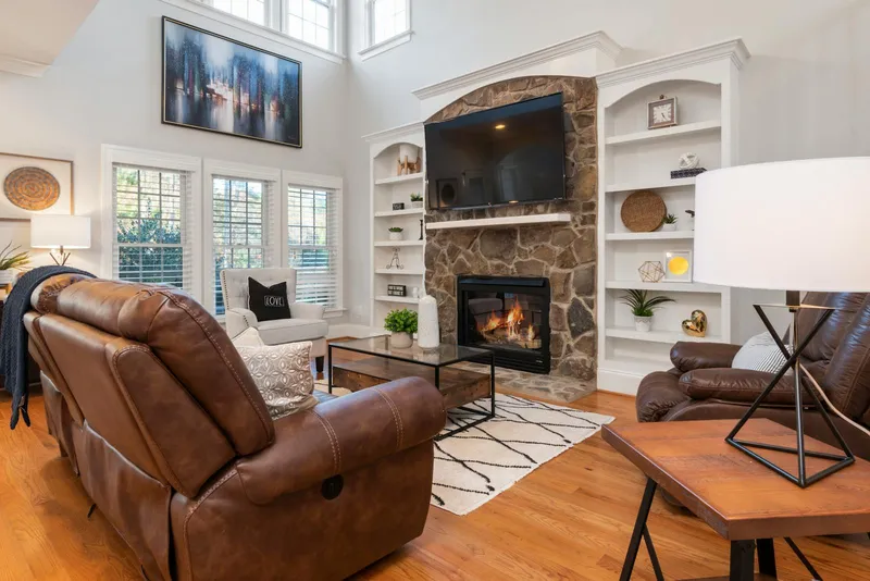 Clean gas fireplace in well-maintained Seattle living room